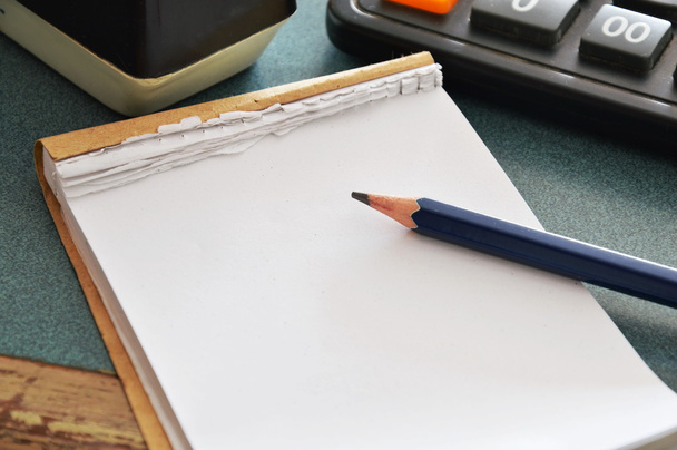 notebook papier i ołówek na licznik kasjer w sklepie - Zdjęcie, obraz