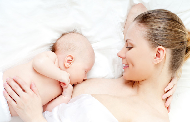 Mother breast feeding baby - Foto, afbeelding