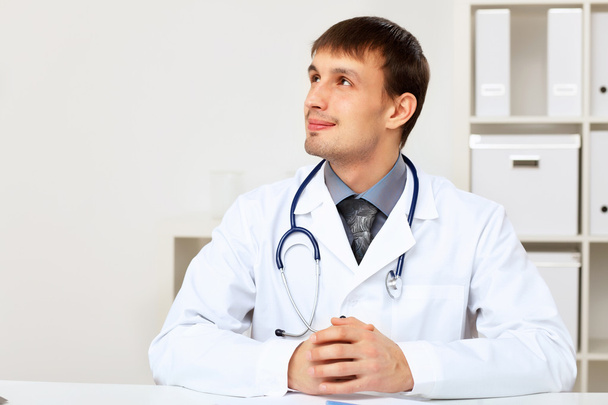 Young male doctor in white uniform - Foto, afbeelding