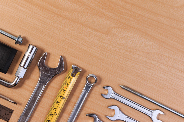 Μηχανικός εργαλεία, εργαλεία γαλλικό κλειδί στο τραπέζι από ξύλο. - Φωτογραφία, εικόνα