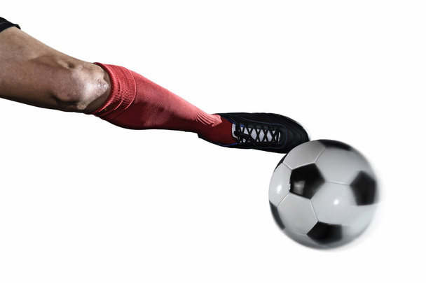 Close-up van been en voetbal schoen van voetbal speler schop bal geïsoleerd op witte achtergrond - Foto, afbeelding