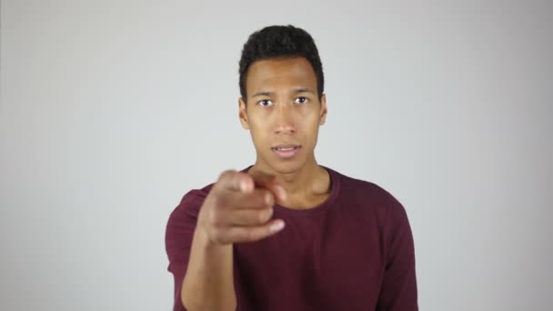 Nesneyi, kızgın genç adam işaret ederek seçme - Video, Çekim