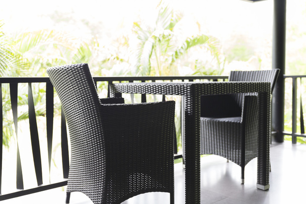 cadeira de vime preto e mesa na varanda
 - Foto, Imagem