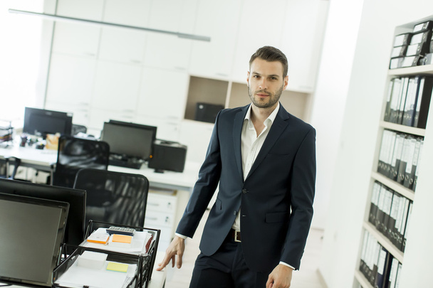 бізнесмен стоїть в офісі
 - Фото, зображення