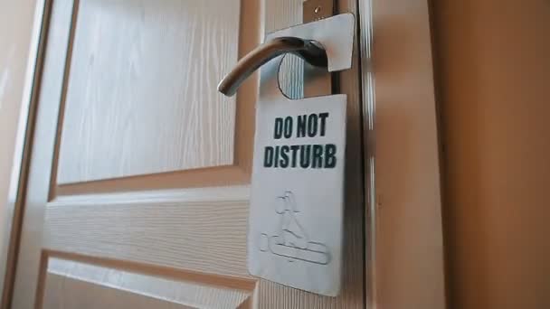 Swinging Do No Disturb signo en la puerta de la habitación del hotel
 - Metraje, vídeo