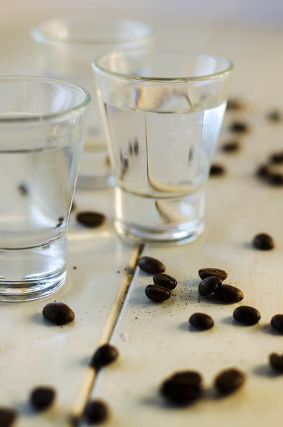 サンブカ ショット グラスとコーヒー豆 - 写真・画像