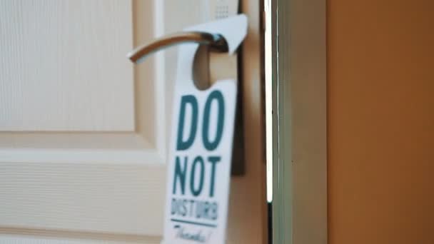 Swinging Do No Disturb signo en la puerta de la habitación del hotel
 - Imágenes, Vídeo