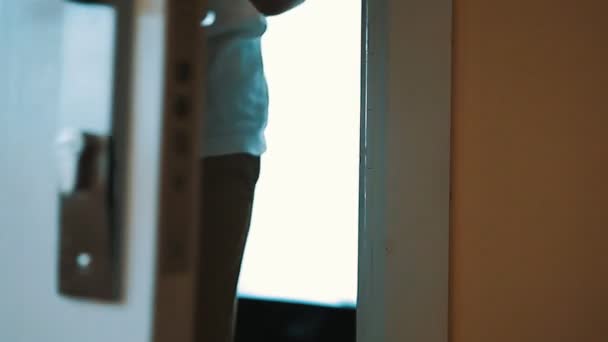Balançando Não incomodar sinal na porta do quarto do hotel
 - Filmagem, Vídeo