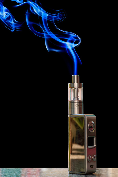 Cigarrillo electrónico y humo
 - Foto, Imagen