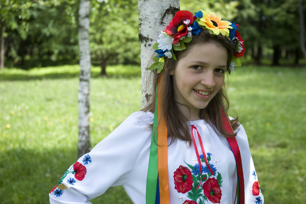 Dospívající dívka v kroji ukrajinská - Fotografie, Obrázek
