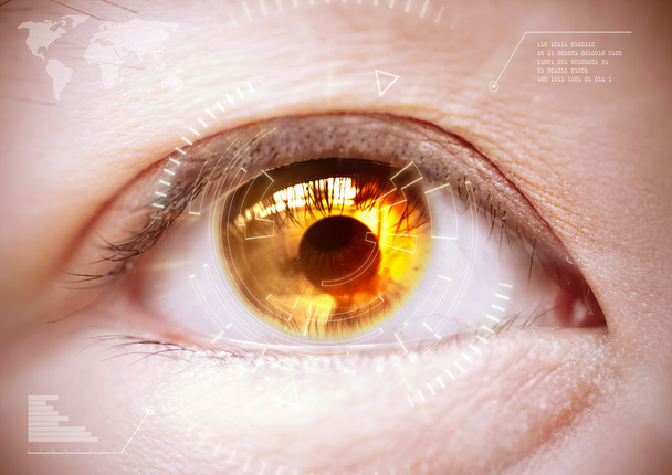 Золотой глаз женщины футуристический, контактный объектив
. - Фото, изображение