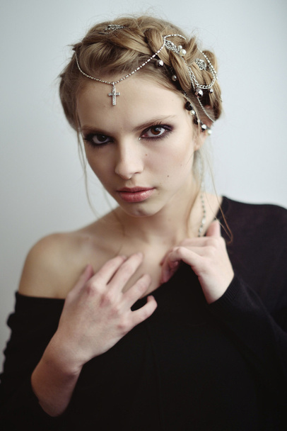 girl in medieval style. jewels in her hair. - Fotó, kép