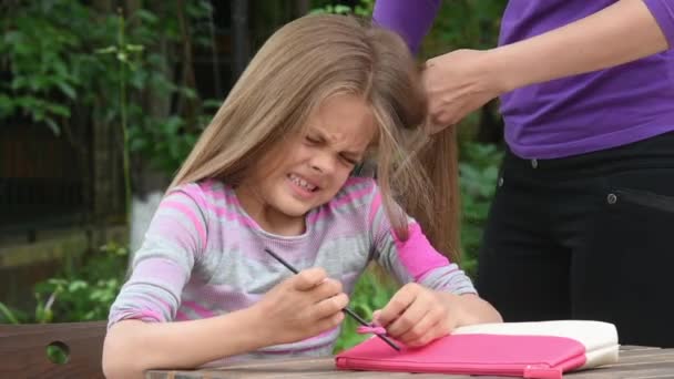少女は時に長いもつれた髪を梳く母を傷つける - 映像、動画