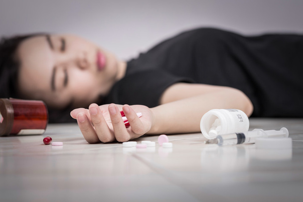 Focus on hand women after eaten pills overdose. - Фото, изображение