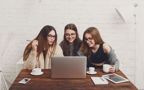 Portrait de trois petites amies riantes avec ordinateur portable
. - Photo, image