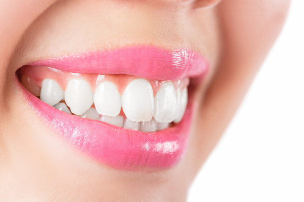 Acercamiento joven mujer sonriendo blanco glamour dientes
. - Foto, Imagen