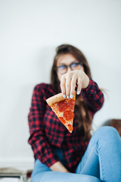 Japanese woman eats the pizza - Foto, afbeelding
