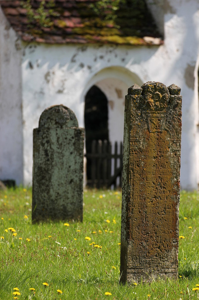 Tumbas de los siglos XVIII y XIX en un cementerio cerca de G
 - Foto, imagen