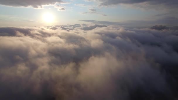 Widok z powietrza nad chmurami - Materiał filmowy, wideo