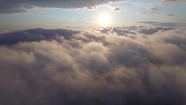 Widok z powietrza nad chmurami - Materiał filmowy, wideo