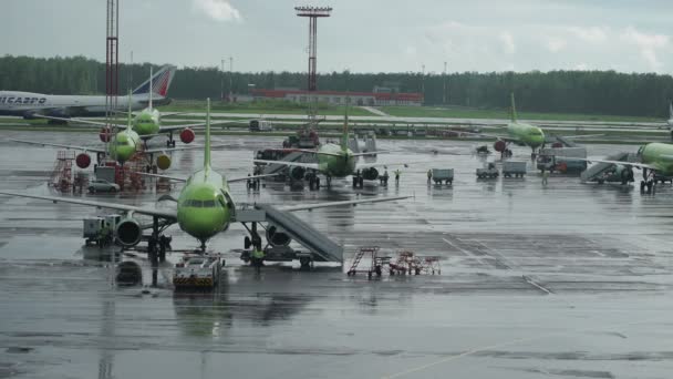 Infraestructura del aeropuerto. Clima lluvioso, varios aviones son
. - Imágenes, Vídeo
