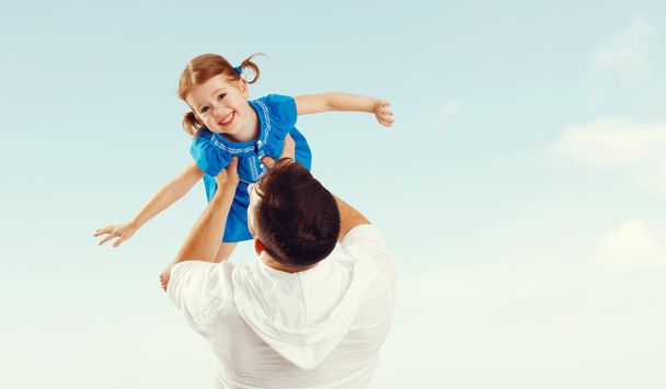 счастливый отец семьи и дочь играют и веселятся в
 - Фото, изображение