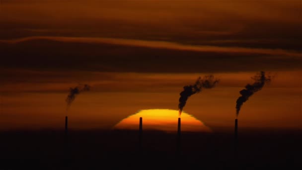 Grote zon zonsondergang met fabriek roken vervuiling - Video