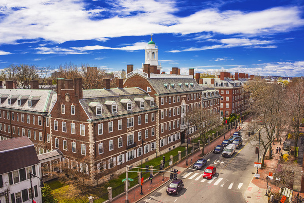 Кеннеді-стріт і Еліот Хаус дзвіниця в Гарвардському університеті - Фото, зображення