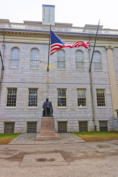 Hall de l'Université et statue de Harvard à Harvard Université de Camb
 - Photo, image