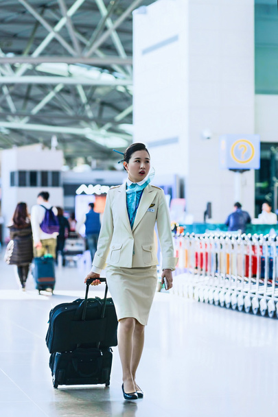 Asistente de vuelo asiático en el aeropuerto internacional de Incheon
 - Foto, imagen
