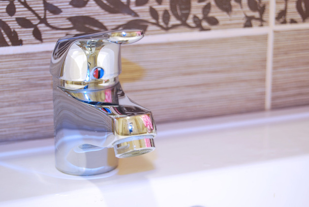 Robinets de salle de bains modernes
 - Photo, image