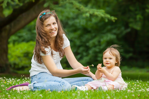 Mother and little daughter in the park - Foto, immagini