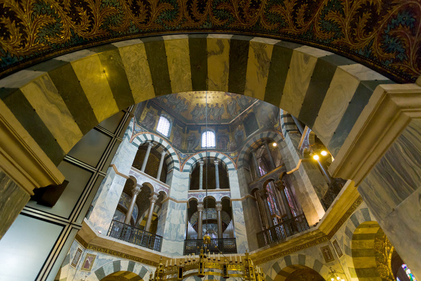 Aachenin katedraalin sisätilat
 - Valokuva, kuva