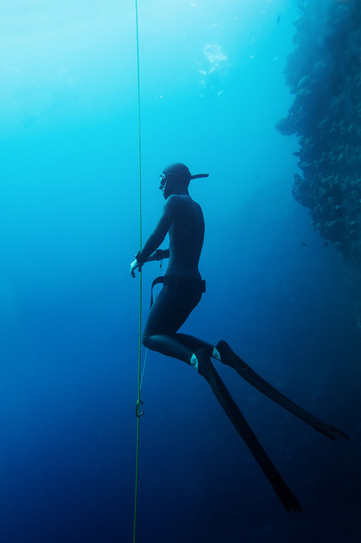 Freediver duik in de zee - Foto, afbeelding