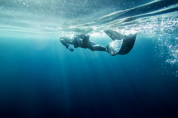 Freediver duik in de zee - Foto, afbeelding