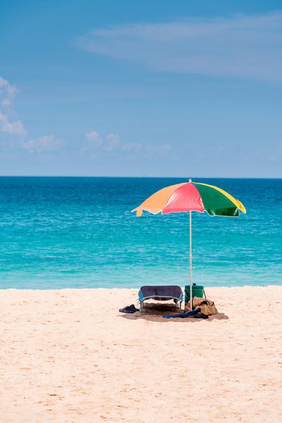 парасолька на пляжі
. - Фото, зображення