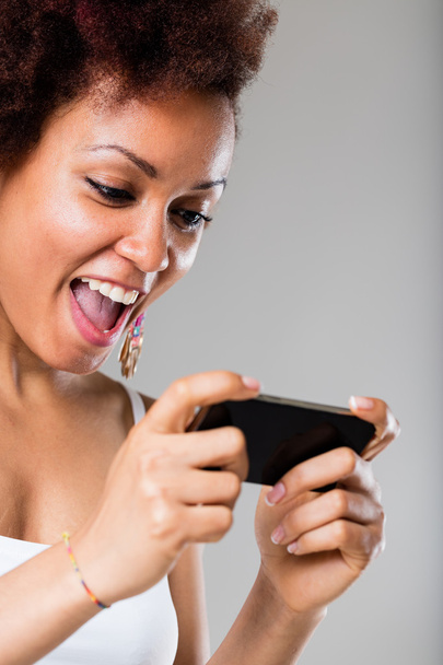 молодая женщина наслаждается цифровым контентом
 - Фото, изображение