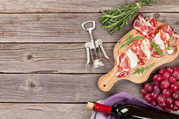 Parmská šunka a mozzarellou s červeným vínem - Fotografie, Obrázek
