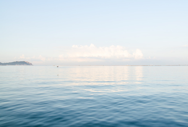 sininen meri valkoisella taivaalla
 - Valokuva, kuva