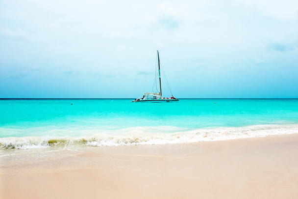Sailing yacht on the Caribbean Sea at Aruba island - Photo, Image