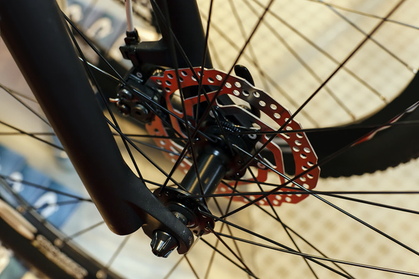 Велосипедное колесо крупным планом
 - Фото, изображение