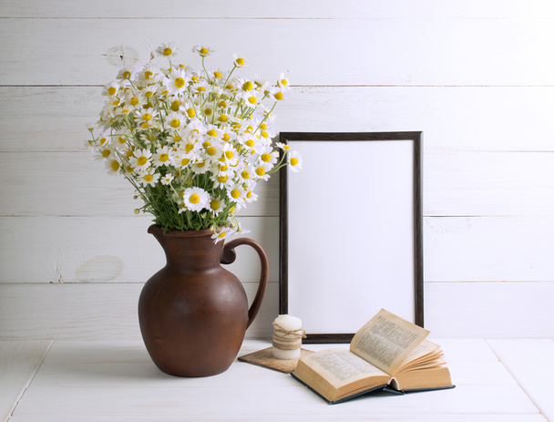 Daisy bouquet with book and motivational frame - Φωτογραφία, εικόνα