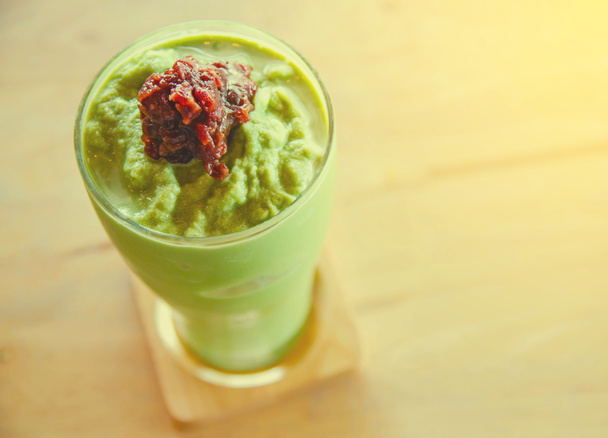 smoothie au thé vert avec garniture de haricots rouges
 - Photo, image
