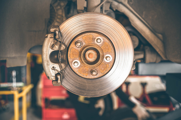 Тормозной диск и детали сборки колеса
 - Фото, изображение