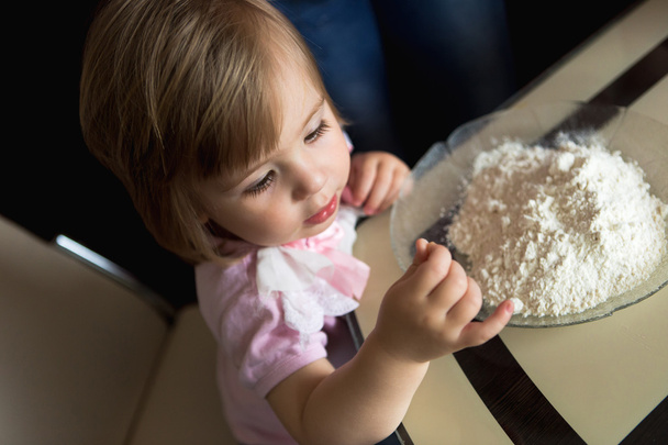 Little girl playiung with flour - Fotoğraf, Görsel