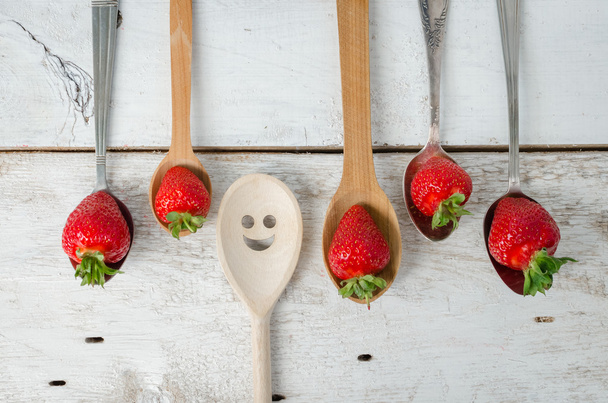Φράουλες σε vintage κουτάλια - Φωτογραφία, εικόνα