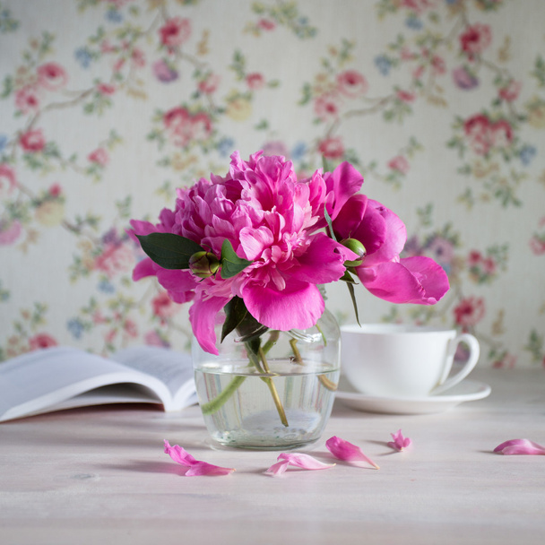 čerstvá kytice pivoněk zavařovačky na bílý dřevěný stůl. knihu a šálek čaje - Fotografie, Obrázek