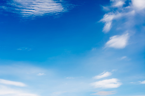 immagine di cielo limpido con nuvole bianche durante il giorno per l'utilizzo dello sfondo . - Foto, immagini
