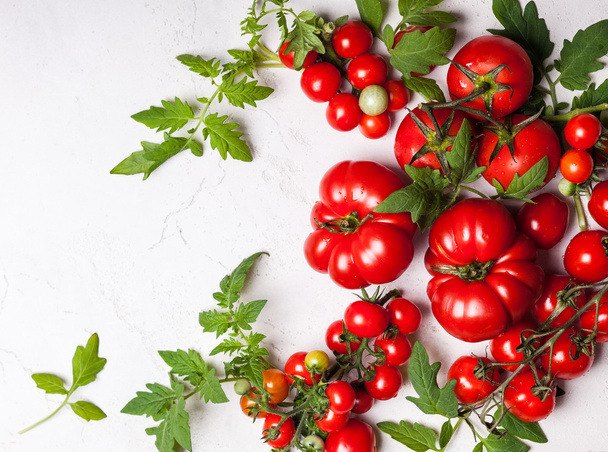 Fresh tomatoes with green leaves - Zdjęcie, obraz