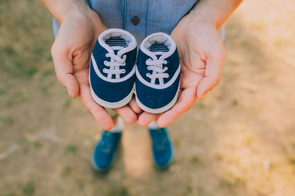 Ruce držící Baby boty - Fotografie, Obrázek